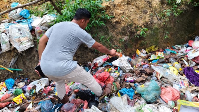 Seorang anggota kepolisian menunjukkan lokasi ditemukannya jasad bayi tiga tahun yang diduga dibunuh oleh abang kandungnya sendiri, di Desa Danau Buntar Kecamatan Kendawangan Kabupaten Ketapang, Kalimantan Barat, Kamis 26 Desember 2024