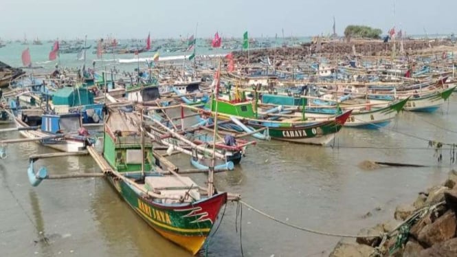 Nelayan di pesisir Pantai Wanasalam, Lebak tidak melaut akibat cuaca buruk.