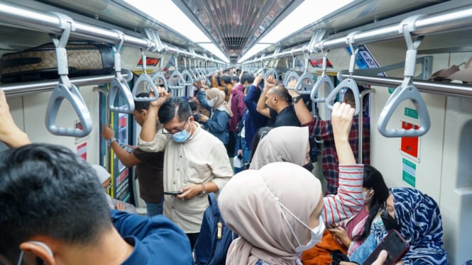 Ilustrasi penumpang LRT Jabodebek