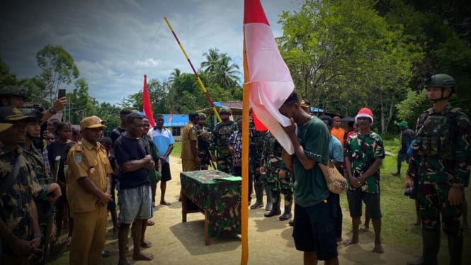 VIVA Militer: OPM Sorong Raya menyerahkan diri ke Satgas Yonif PR 501 Kostrad