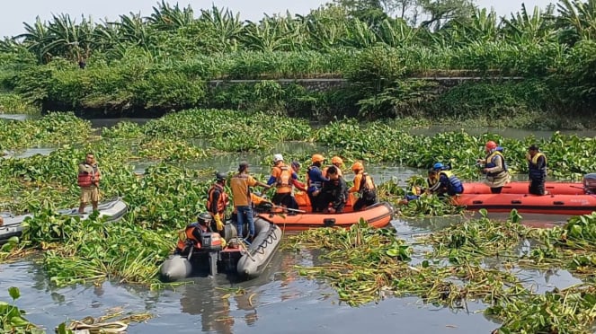 Tim gabungan sedang mencari bayi di Surabaya yang terbawa arus limbah. (Spesial)