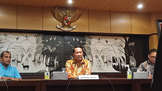 Menteri Hukum RI Supratman Andi Agtas di kantornya