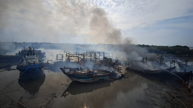 Puluhan kapal nelayan terbakar di Pelabuhan Pelindo Tegal.