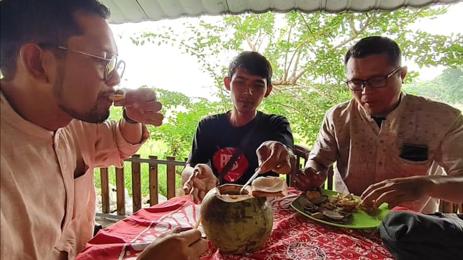 Menikmati seafood dengan batok kelapa di pinggir persawahan di Cirebon