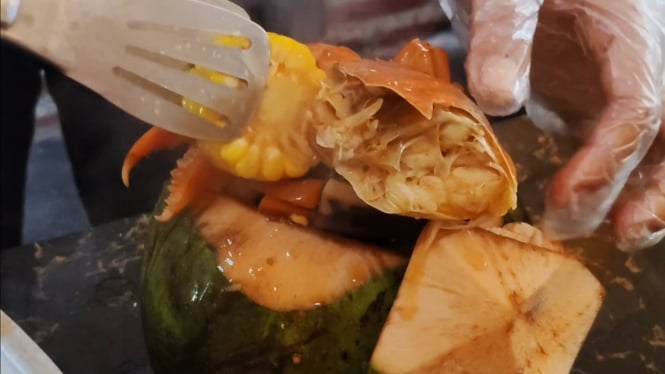 Sajian Seafood dengan Batok Kelapa di Rumah Makan Bageur di Cirebon