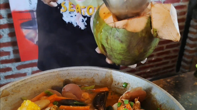 Sajian Seafood dengan Batok Kelapa di Rumah Makan Bageur di Cirebon