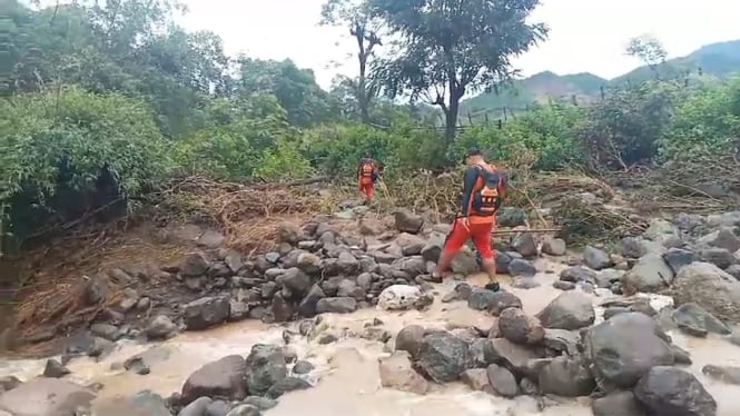 Tim SAR sedang mencari korban terseret Banjir di Kabupaten Sumbawa Barat