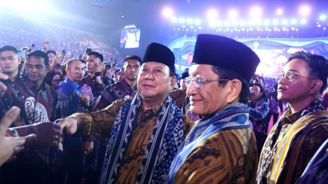 Presiden Prabowo Subianto didampingi Menag Nasaruddin Umar dalam Perayaan Natal di GBK, Jakarta