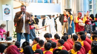 Denny JA Ajak 200 Anak-anak Yatim Menonton Teater, Beri Pesan Penting Ini