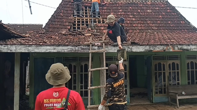 Rumah warga rusak akibat puting beliung di Desa Dayangmulyo, Winong, Pati