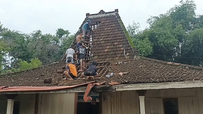 Rumah warga rusak akibat puting beliung di Desa Dayangmulyo, Winong, Pati