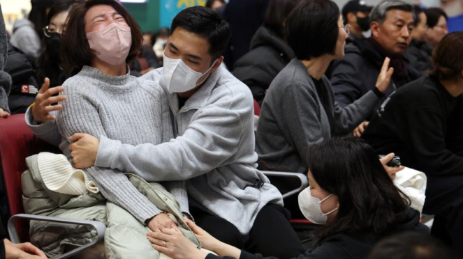 Las familias de las víctimas de las inundaciones de Jeju lloraron mientras esperaban la confirmación en el aeropuerto de Muan.