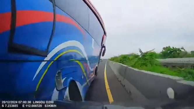 Detik-detik bus PO Jaya Utama serempet Wuling di Tol Surabaya 