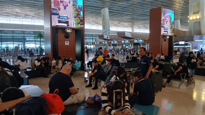 Penumpang di area keberangkatan terminal 3 bandara soekarno-hatta, tangerang