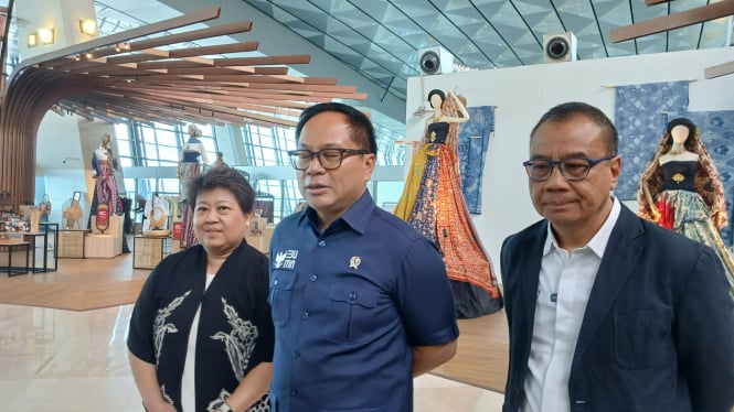 Wakil Menteri Badan Usaha Milik Negara (BUMN) Kartika Wirjoatmodjo (tengah) saat cek Terminal 3, Bandara Soekarno-Hatta, Tangerang 