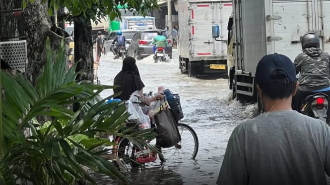 Fenomena pasang air laut yang tinggi menyebabkan tiga wilayah Rukun Tetangga (RT) terendam genangan, dengan tinggi banjir yang bervariasi antara 20 hingga 55 cm. 