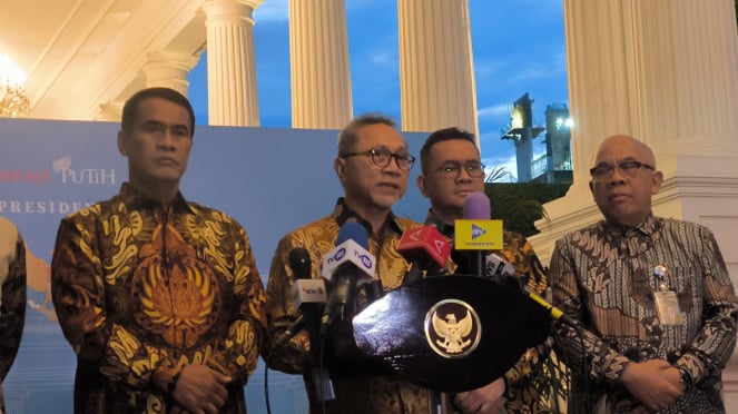 Menteri Koordinator Pangan Zulkifli Hasan alias Zulhas (tengah) usai rapat di Istana Negara, Jakarta Pusat, Senin, 30 Desember 2024