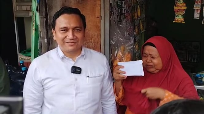 Istri Pak Tarno Saat Menerima Bantuan dari Gus Miftah