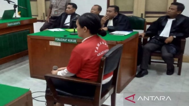 Terdakwa Ratu Entok ketika mendengarkan dakwaan JPU Kejati Sumut