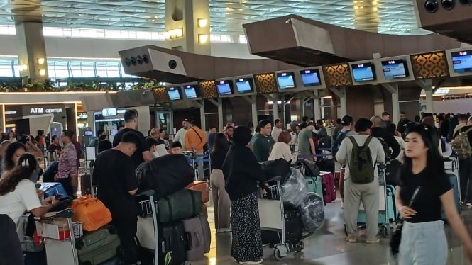 Antrean penumpang di area check-in keberangkatam internasional terminal 3 bandara soekarno-hatta, tangerang