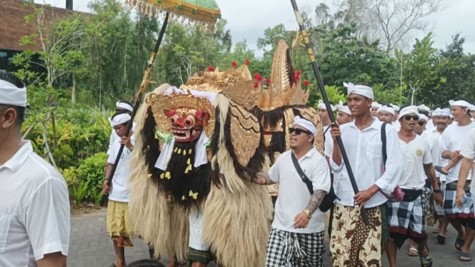 Ribuan warga desa Serangan menggelar Upacara Memintar