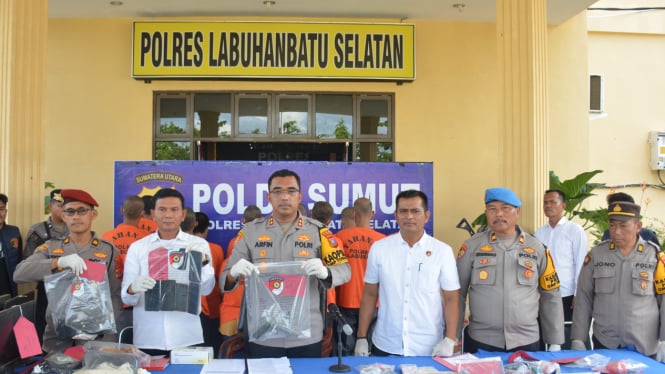 Kapolres Labusel, AKBP Arfin Fachreza merilis pengungkapan kasus perampokan truk tangki minyak.(dok Polres Labusel)