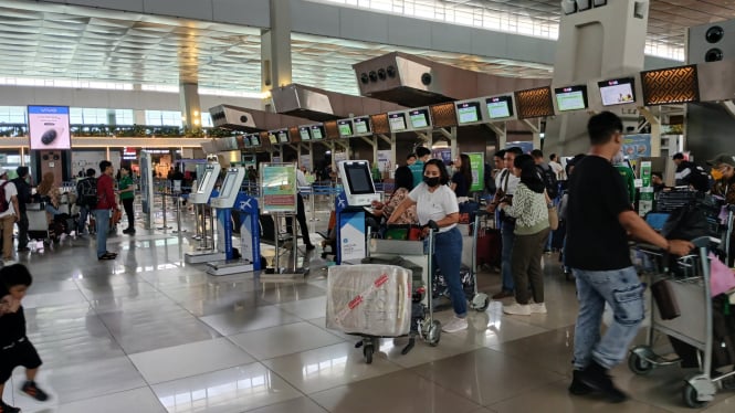 Pergerakan penumpang jelang malam tahun baru di Terminal 3 Bandara Soetta, Tangerang