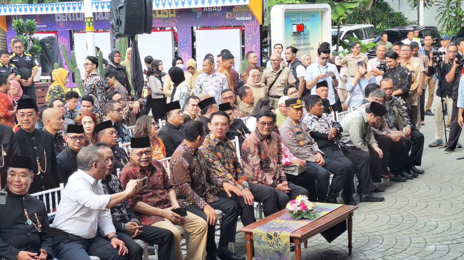 Anies Baswedan Duduk Sebelahan dengan Ahok