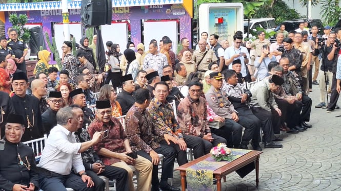 Anies Baswedan Duduk Sebelahan dengan Ahok