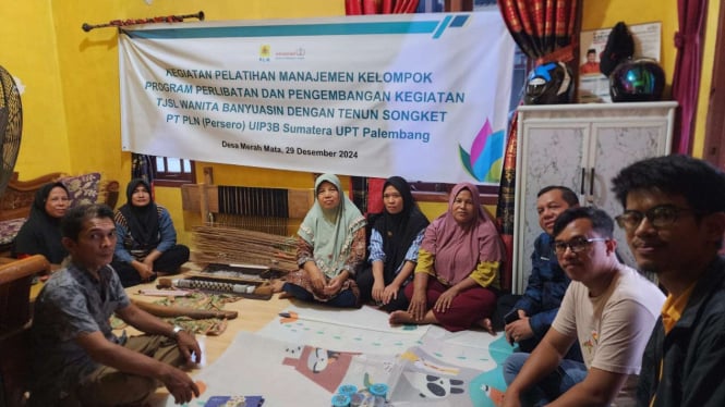 PT PLN UIP38 Sumatera UPT Palembang beri bantuan dan pelatihan pembuatan kain songket