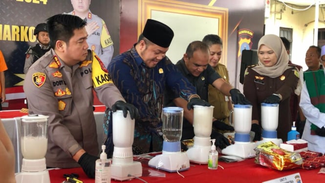 Kapolres Banjarbaru, AKBP Dody Harza Kusumah saat melakukan pemusnahan narkotika - Foto Dok Faidur