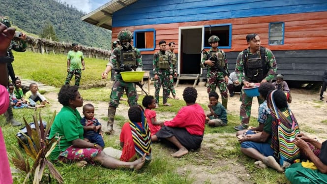 VIVA Militer: Prajurit Yonif 323 Buaya Putih gelar makan siang gratis di Papua