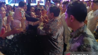 Momen Presiden Prabowo Sapa Masyarakat yang Rayakan Tahun Baru di Bundaran HI