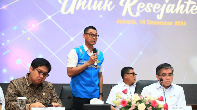 Direktur Utama PLN, Darmawan Prasodjo (kedua dari kiri) saat memaparkan terkait diskon tarif listrik 50% untuk rumah tangga dengan daya listrik 2.200 VA ke bawah pada periode Januari hingga Februari 2025