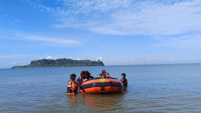 Proses pencarian dan evakuasi jasad korban.(dok SAR Madina)