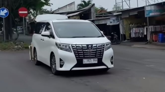 Toyota Alphard dipakai jualan makanan