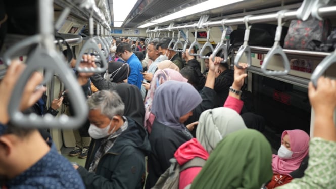 Ilustrasi penumpang LRT Jabodebek