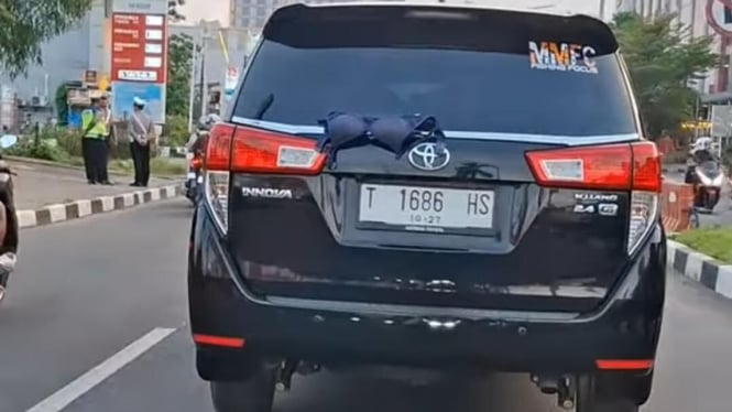 Viral pakaian dalam wanita di wiper Kijang Innova