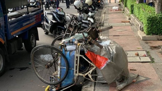 Becak yang ditabrak mobil Honda HRV di Surabaya.