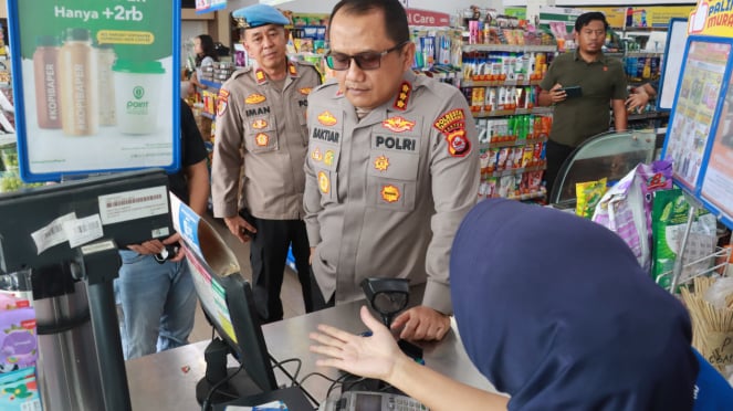 Kapolres Tangerang Kota Kompol Baktiar Joko Mujiono meninjau lokasi penembakan di Tol Tangerang-Merak