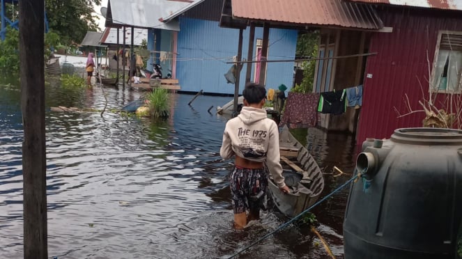 Penampakan banjir setinggi lutut orang dewasa pada salah satu desa di Kabupaten Hulu Sungai Utara - Foto Dok Faidur 