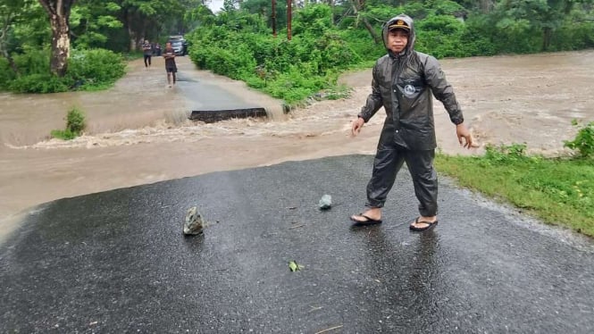 Banjir di Sumbawa Barat Putuskan Akses Jalan ke Kabupaten Sumbawa 