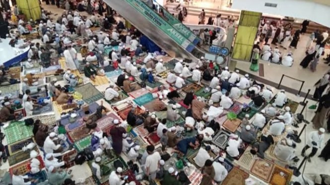 Penampakan jemaah Haul Abah Guru Sekumpul di salah satu mall yang di dalamnya terdapat hotel. 