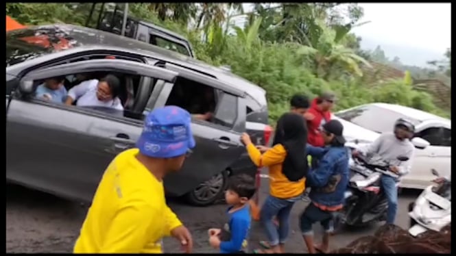 Daihatsu Sigra diisi 10 orang tidak kuat menanjak