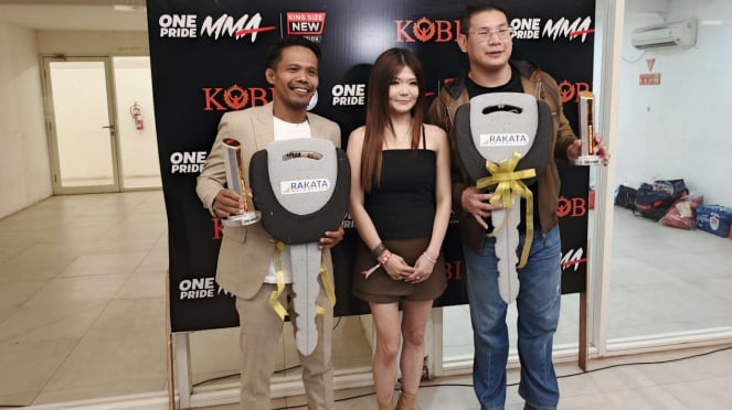 Suwardi dan Rudy Ahong Gunawan Raih Penghargaan dari One Pride MMA