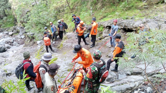 Evakuasi jenasah WN Korea Selatan Kyung Dam Oh yang meninggal saat mendaki Gunung Agung.