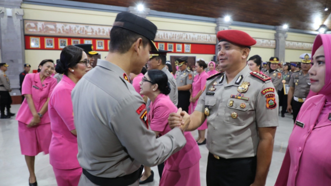 Upacara Korps Raport Kenaikan Pangkat Anggita Polri dan PNS Polri yang dipimpin oleh Kapolda Bali Irjen. Pol. Daniel Adityajaya