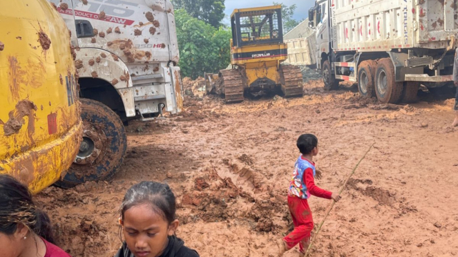 Anak-anak di Lokasi Tambang Tanah di Kabupaten Lebak, Banten.