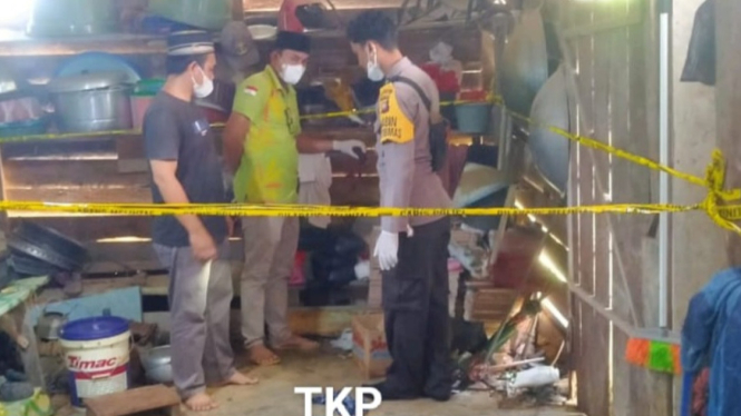 Polisi melakukan olah TKP di lokasi pembunuhan AMN terhadap ibu kandungnya sendiri di Dusun Pelangi, Desa Sungai Sena, Kecamatan Silat Hilir, Kabupaten Kapuas Hulu, beberapa waktu lalu. (Istimewa)