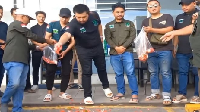 Keluarga pengelola rental mobil yang tewas tertembak meletakkan bunga di rest area Tol Tangerang-Merak.